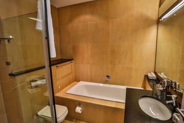 Deep soaking bathtub