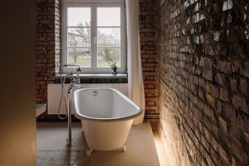 Deep soaking bathtub