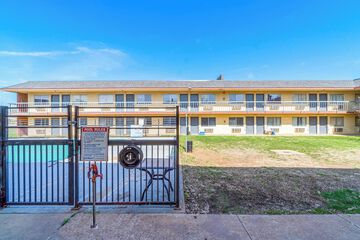 Hotel Exterior 122 of 123