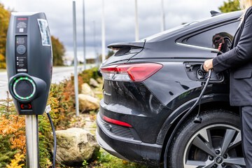 Electric vehicle charging station