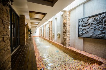 Indoor/outdoor pool