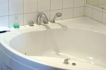 Deep soaking bathtub
