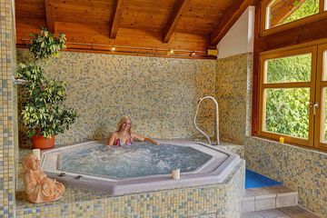 Indoor spa tub