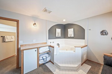 Deep soaking bathtub