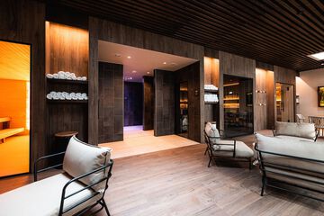 Indoor spa tub