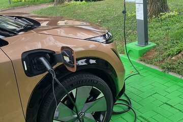 Electric vehicle charging station