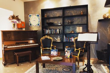 Lobby lounge