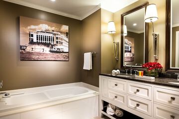 Deep soaking bathtub