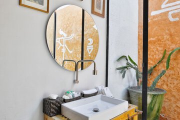Bathroom sink