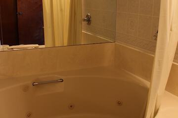 Deep soaking bathtub