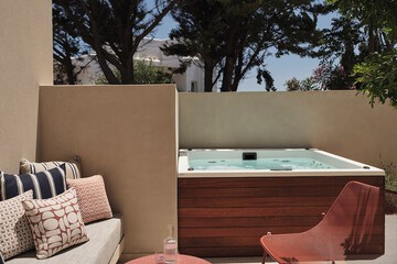 Private spa tub