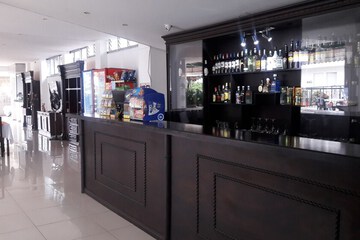 Poolside bar