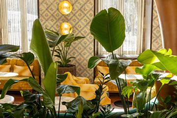 Lobby lounge
