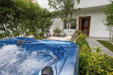 Jetted tub