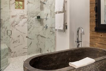 Deep soaking bathtub