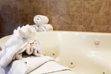 Deep soaking bathtub