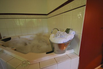 Deep soaking bathtub