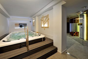 Indoor spa tub