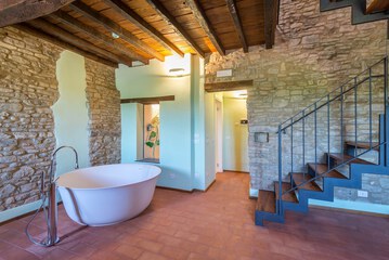 Deep soaking bathtub
