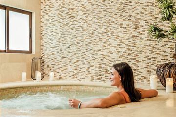 Indoor spa tub