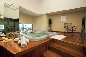 Indoor spa tub