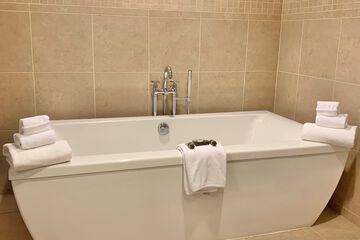 Deep soaking bathtub