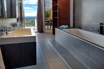 Deep soaking bathtub