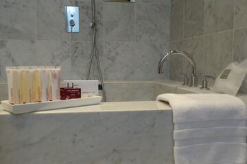 Deep soaking bathtub