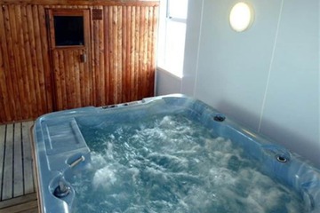 Indoor spa tub