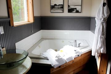 Deep soaking bathtub