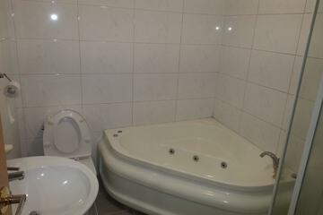 Deep soaking bathtub