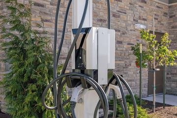 Electric vehicle charging station