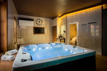 Indoor spa tub