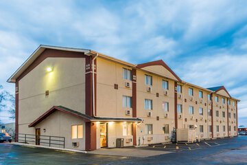 Super 8 by Wyndham Bloomington / Normal