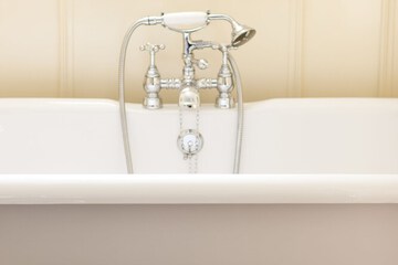 Deep soaking bathtub
