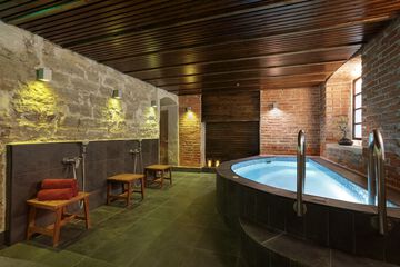 Indoor spa tub