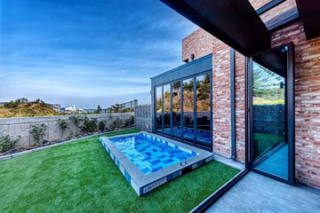 Private spa tub