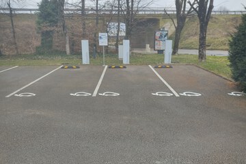 Electric vehicle charging station
