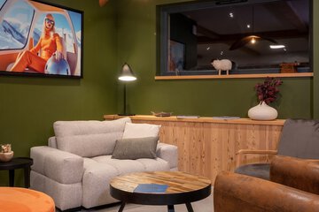 Lobby lounge