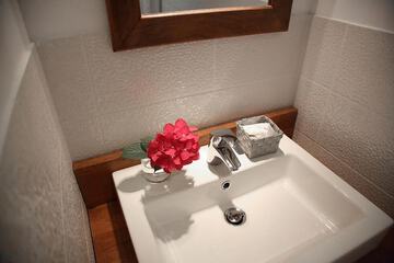 Bathroom sink