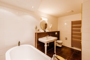 Deep soaking bathtub