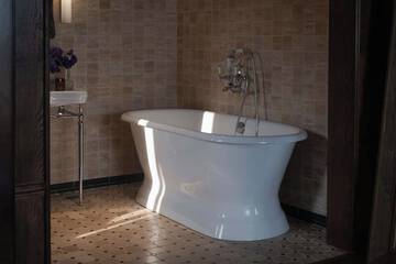 Private spa tub