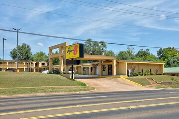 Super 8 by Wyndham Palestine