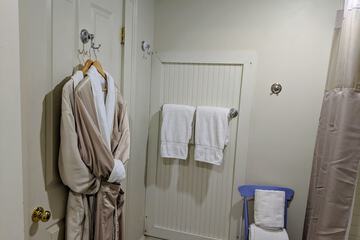 Bathroom amenities