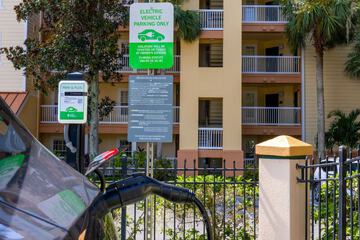 Electric vehicle charging station
