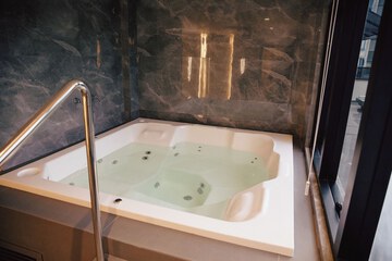 Indoor spa tub