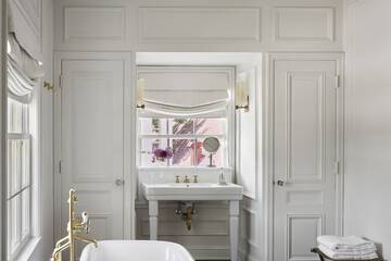 Deep soaking bathtub