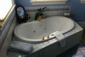 Deep soaking bathtub