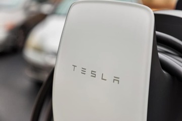 Electric vehicle charging station