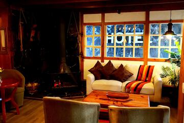 Lobby lounge